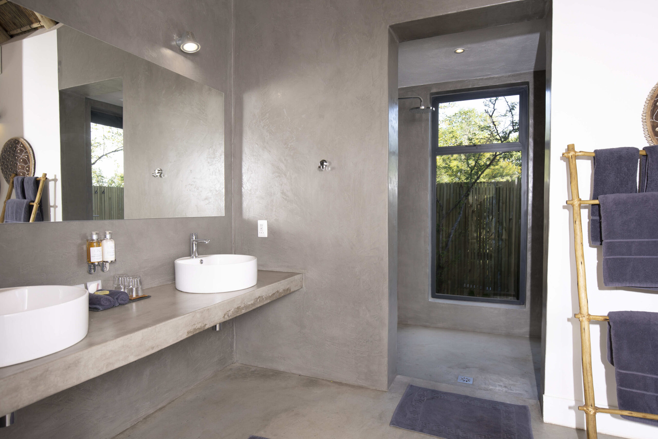 Mbali premium deluxe cottage Unembeza Boutique Hotel Hoedspruit bathroom